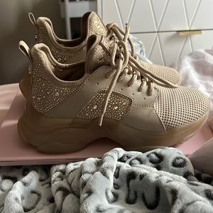 Size 7-7.5 Women’s Steve Madden sneakers